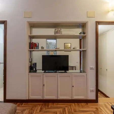 Guesthost - Charming Near Piazza Di Spagna Daire