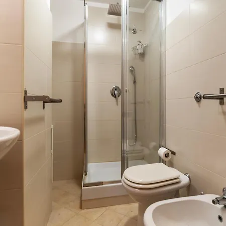 Daire Guesthost - Charming Near Piazza Di Spagna